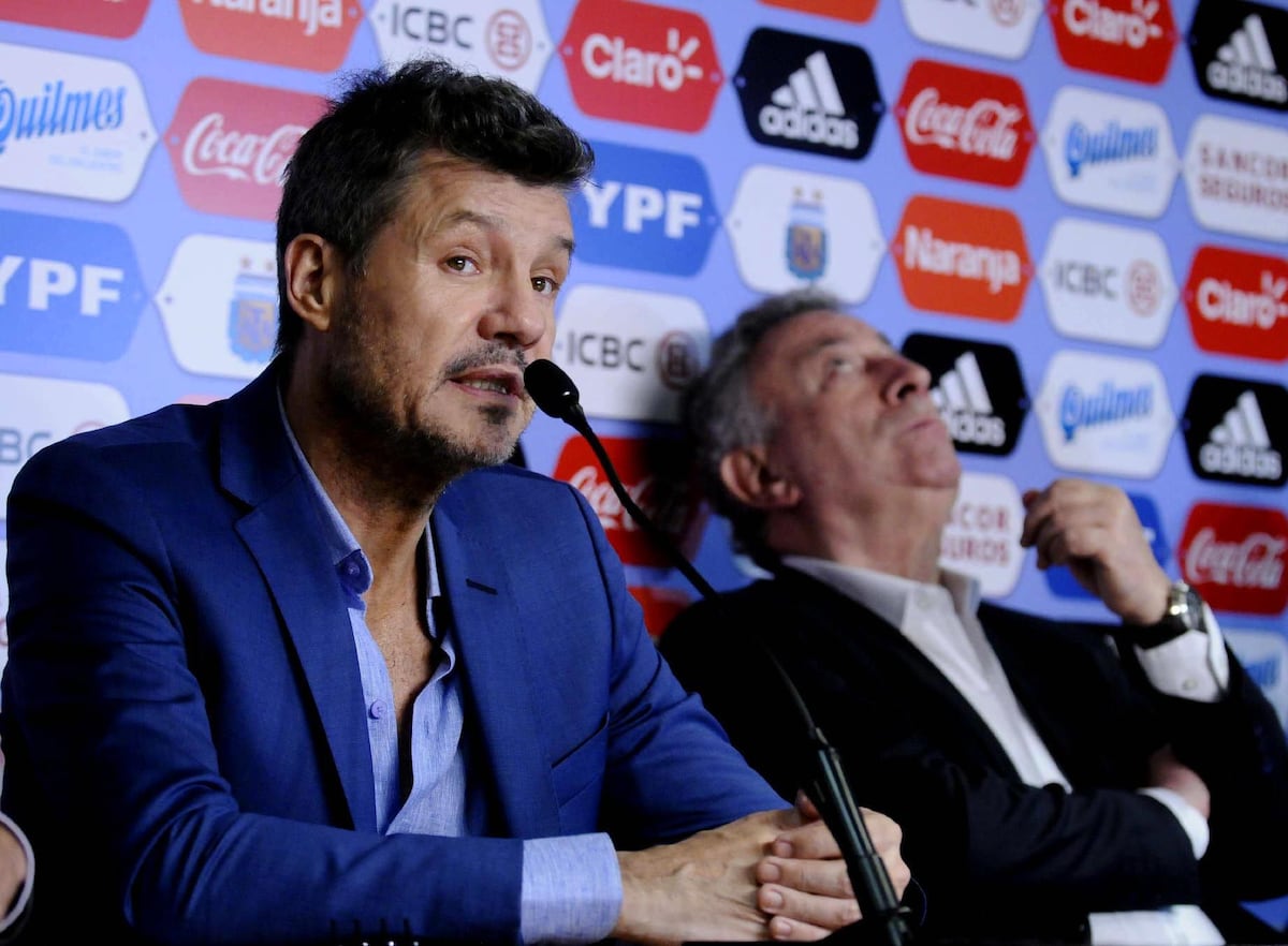 Candidatos. Luego de la bochornosa votación, mientras Marcelo Tinelli habla, el gesto de Luis Segura lo dice todo. La AFA había escrito un nuevo capítulo lamentable.