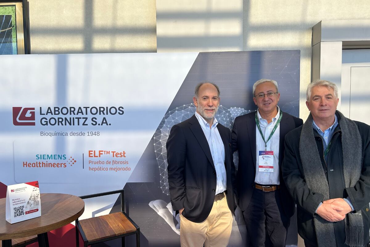 El Dr. Marco Arrese, hepatólogo de la Universidad Católica de Chile junto al Dr. Pablo Gornitz, titular de Laboratorios Gornitz y el Dr. Rogelio Traverso, jefe de cirugía del Sanatorio Allende Cerro y de transplante renopancreas en la presentación del Test ELF.