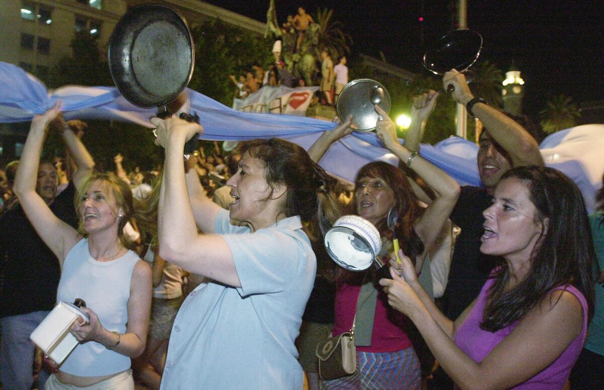 Manifestantes en Plaza de mayo con cacerolas. (Clarin)
