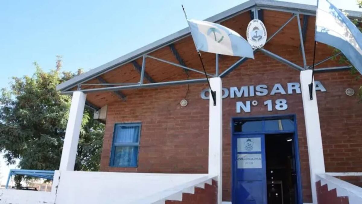 Encontraron muerto a un hombre dentro de una heladera en el patio de su casa. (Foto: gentileza LM Neuquén).