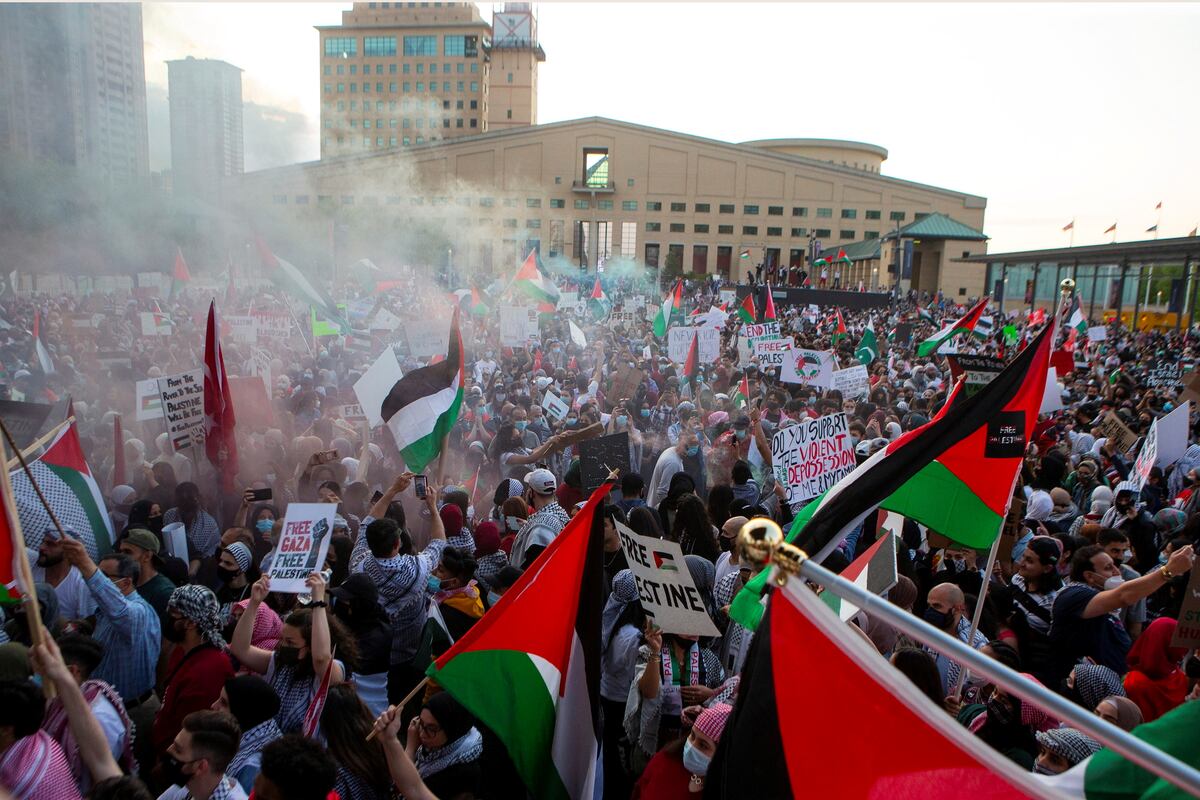 Los partidarios palestinos se reúnen contra la violencia en Gaza, en Mississauga, Ontario. (AP)