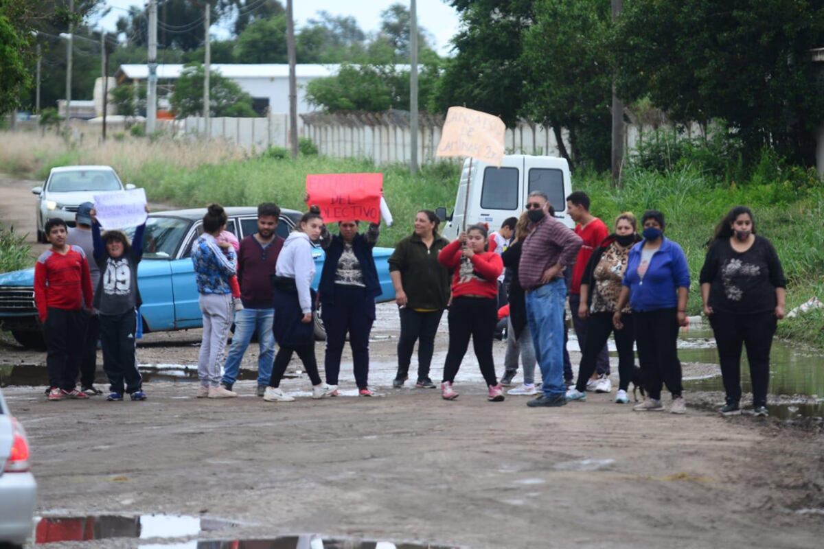 Vecinos del barrio Quintas de Ferreyra protestaron este martes para que arreglen las calles y los colectivos ingresen al barrio. (Foto / José Gabriel Hernández)