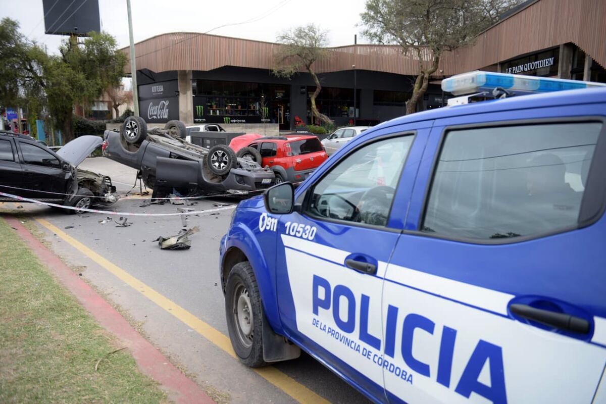 Impactante accidente en la puerta de Corteza Mall, al lado del country La Rufina, Córdoba. (José Gabriel Hernández / La Voz)