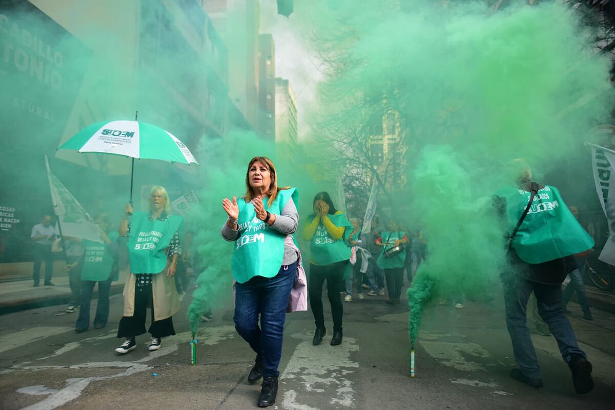 Protesta del gremio de los municipales, Suoem, por las calles de Córdoba capital contra el intendente Daniel Passerini. (Nicolás Bravo / La Voz)