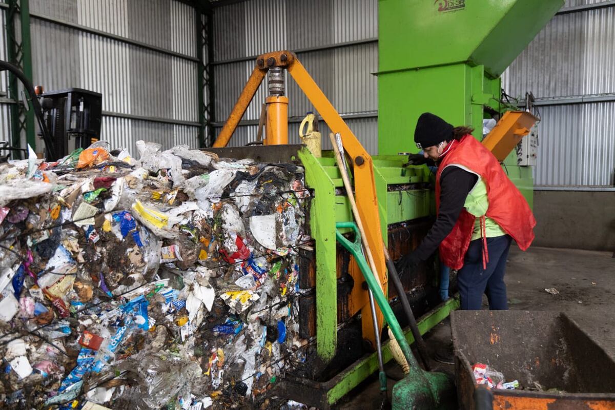 Planta de tratamiento de residuos urbanos: compactado de fardos.