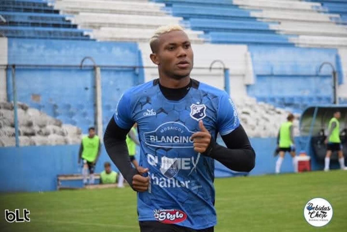 Emeka Oparaugo y su paso por Juniors, donde mostró goles y buenos rendimientos. (Prensa Juniors).
