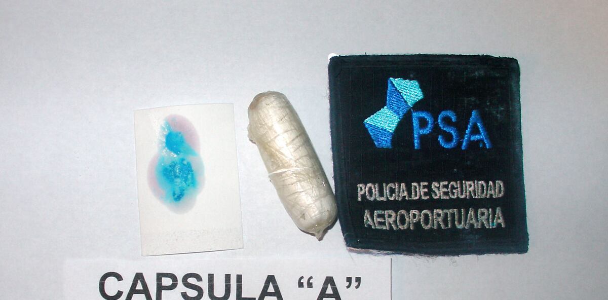 Iba a viajar 36 horas con 90 cápsulas de cocaína en sus intestinos: salió de Perú y cayó en Ezeiza.