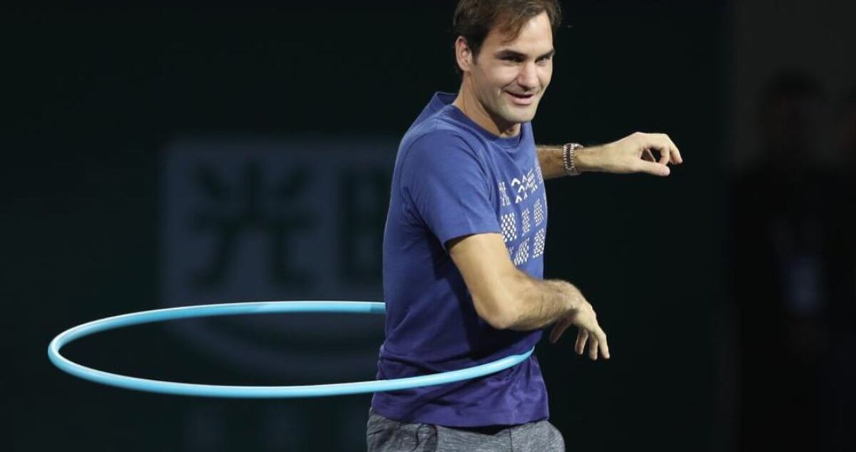 Federer con un hula hula (Archivo)