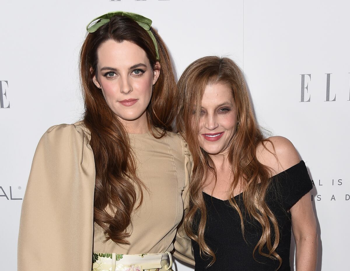 ARCHIVO - Riley Keough, izquierda, y su madre Lisa Marie Presley llegan a la 24a edición anual de los Premios ELLE Women in Hollywood el 16 de octubre de 2017 en Los Ángeles. (Foto Jordan Strauss/Invision/AP, archivo)