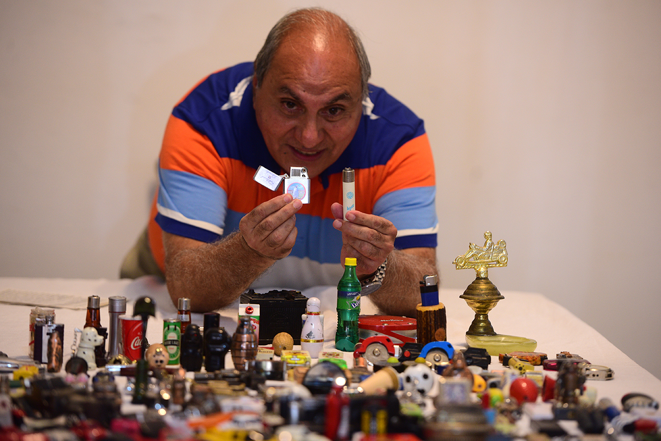 Rafael Cerezo, periodista y coleccionista, muestra a La Voz algunos de sus más de 400 encendedores. (José Gabriel Hernández / La Voz)