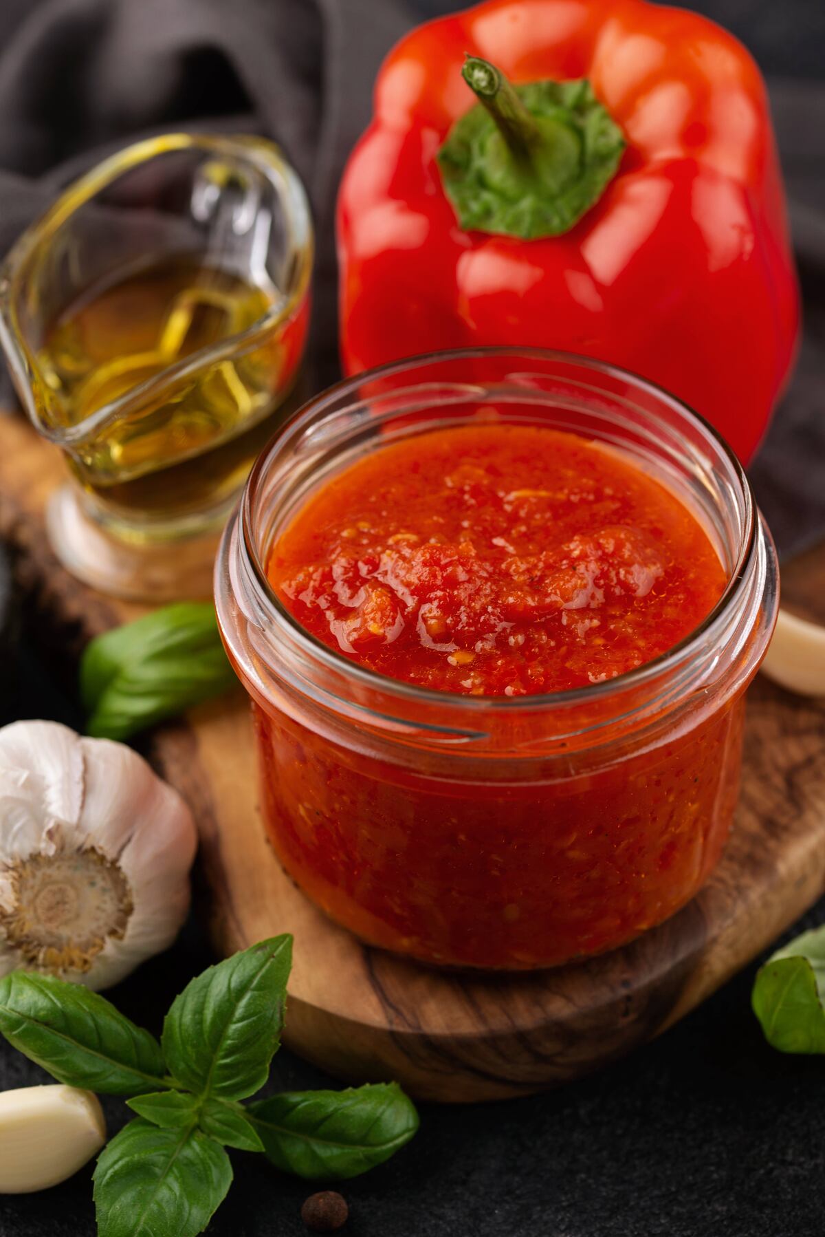 El sofrito, base clásica de muchas comidas, combina tomate, ajo, cebolla y aceite de oliva cocinados a fuego lento, y puede tener efectos antiinflamatorios y cardioprotectores, según estudios científicos. (Freepik)