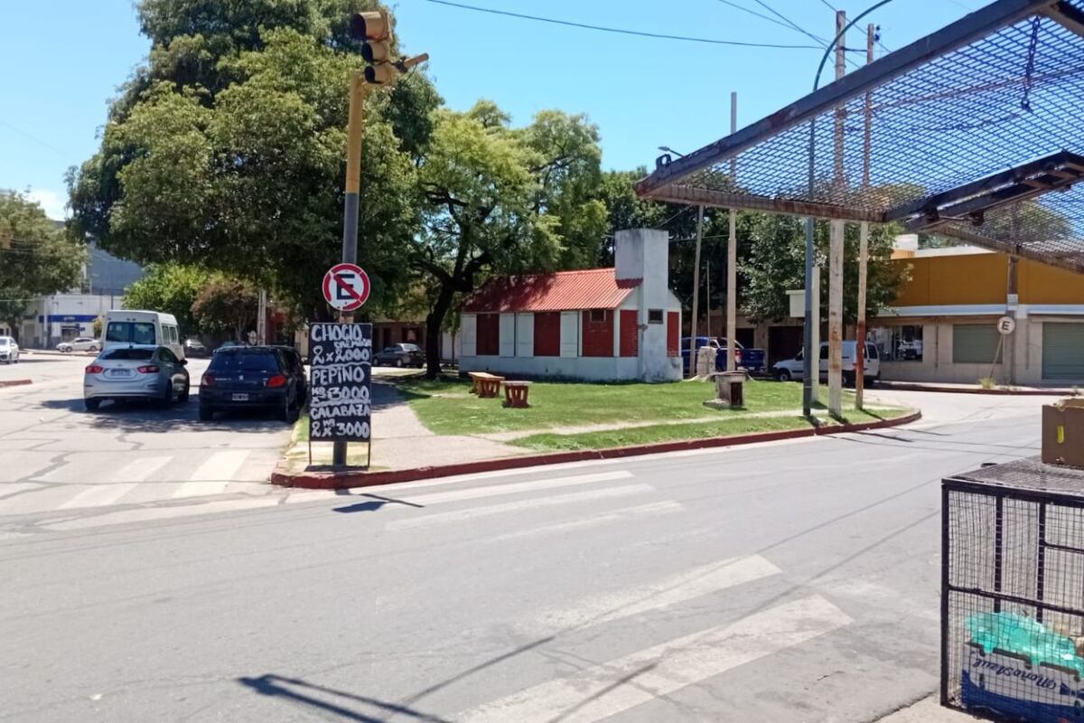 Los comerciantes aseguran que una plazoleta, con una casa ocupada, es el epicentro de los robos. (La Voz).