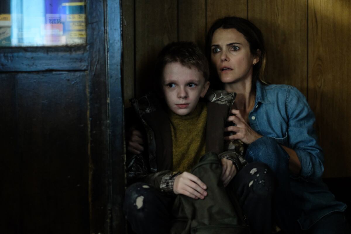 Keri Russel y Jeremy T. Thomas, protagonistas de “Espíritus oscuros”. (Disney)
