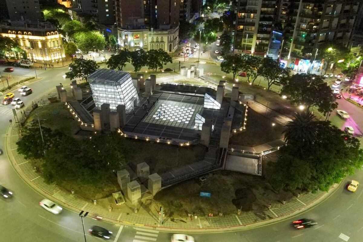 La rotonda de Plaza España tiene semáforos, lo que contradice el concepto original de esas intersecciones.