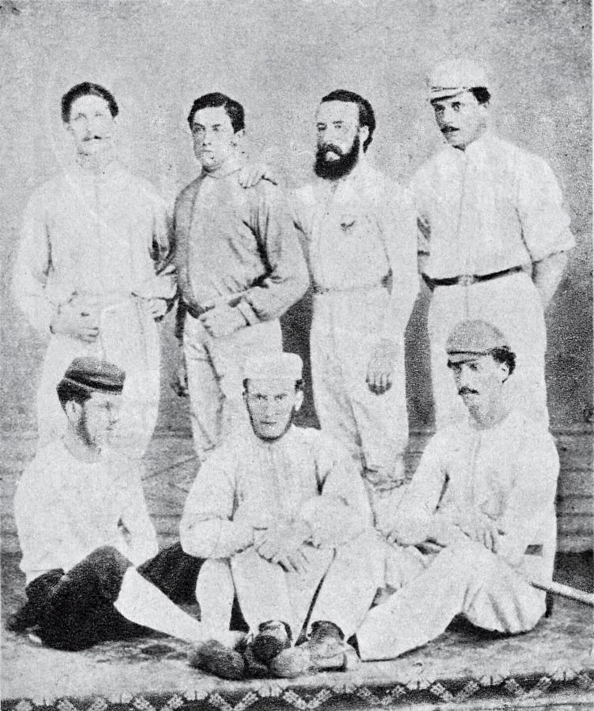 1867. Abajo, primero y segundo, Thomas Smith y Thomas Hogg, pioneros. (Gentileza El Gráfico)
