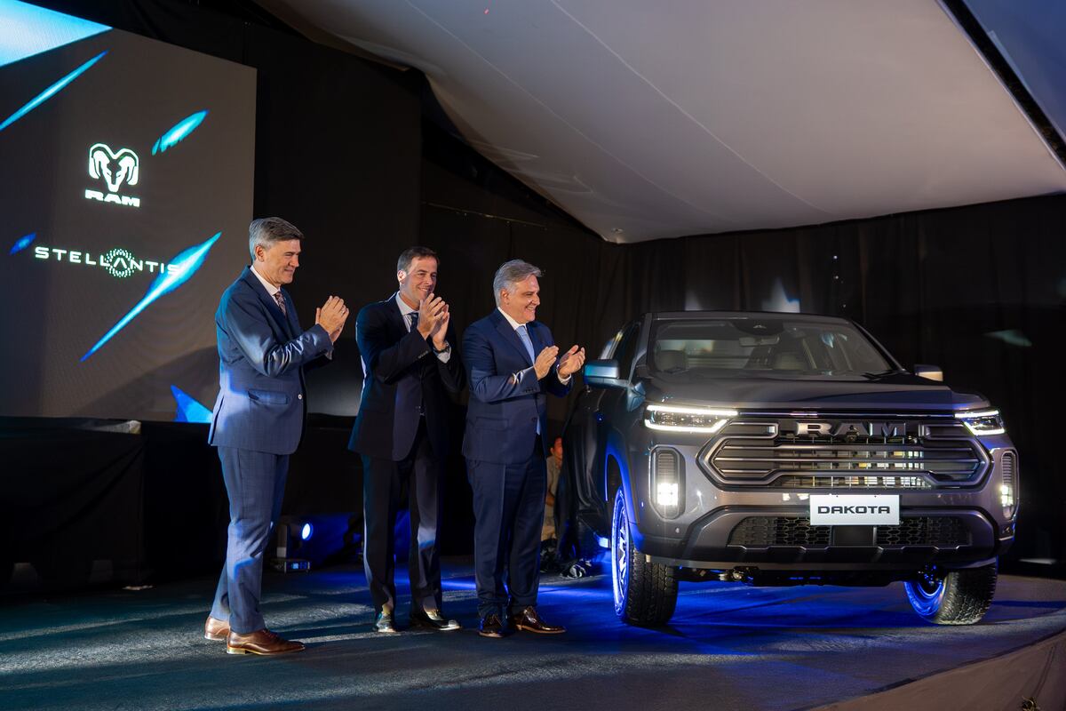 Daniel Passerini, Martín Zuppi y Martín Llaryora encabezaron la presentación industrial de la nueva RAM Dakota. (Gentileza Stellantis)