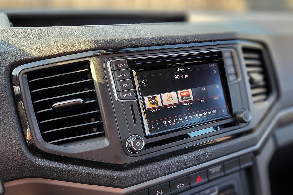 El sistema de audio con pantalla táctil de 6 pulgadas ofrece sensor de proximidad, visualizador de imágenes, Bluetooth, manos libres para dos celulares y App Connect compatible con Android Auto y Apple CarPlay.