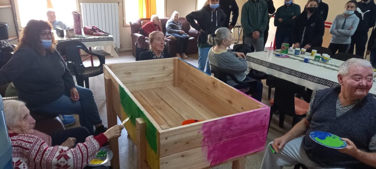Manos a la obra. Jubilados realizan los canteros en Sacanta (Gentileza).