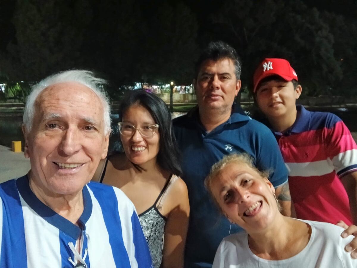 El emotivo regreso de Eugenio García a la cancha de Talleres después de 47 años. (Gentileza)