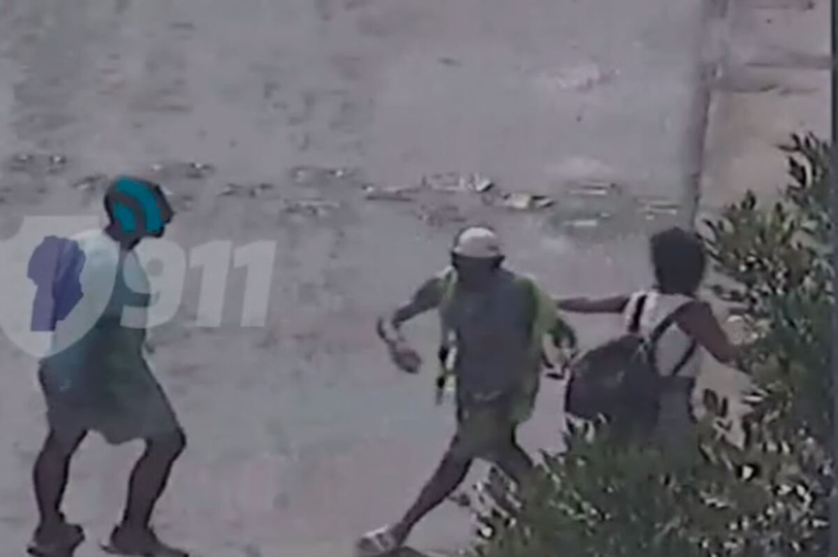 Pelea entre naranjitas. (Policía/Captura de video del 911)