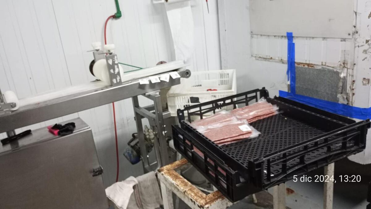 Imagen de UTHGRA - Trabajadores escondidos en el centro de producción y distribución de lomiterías