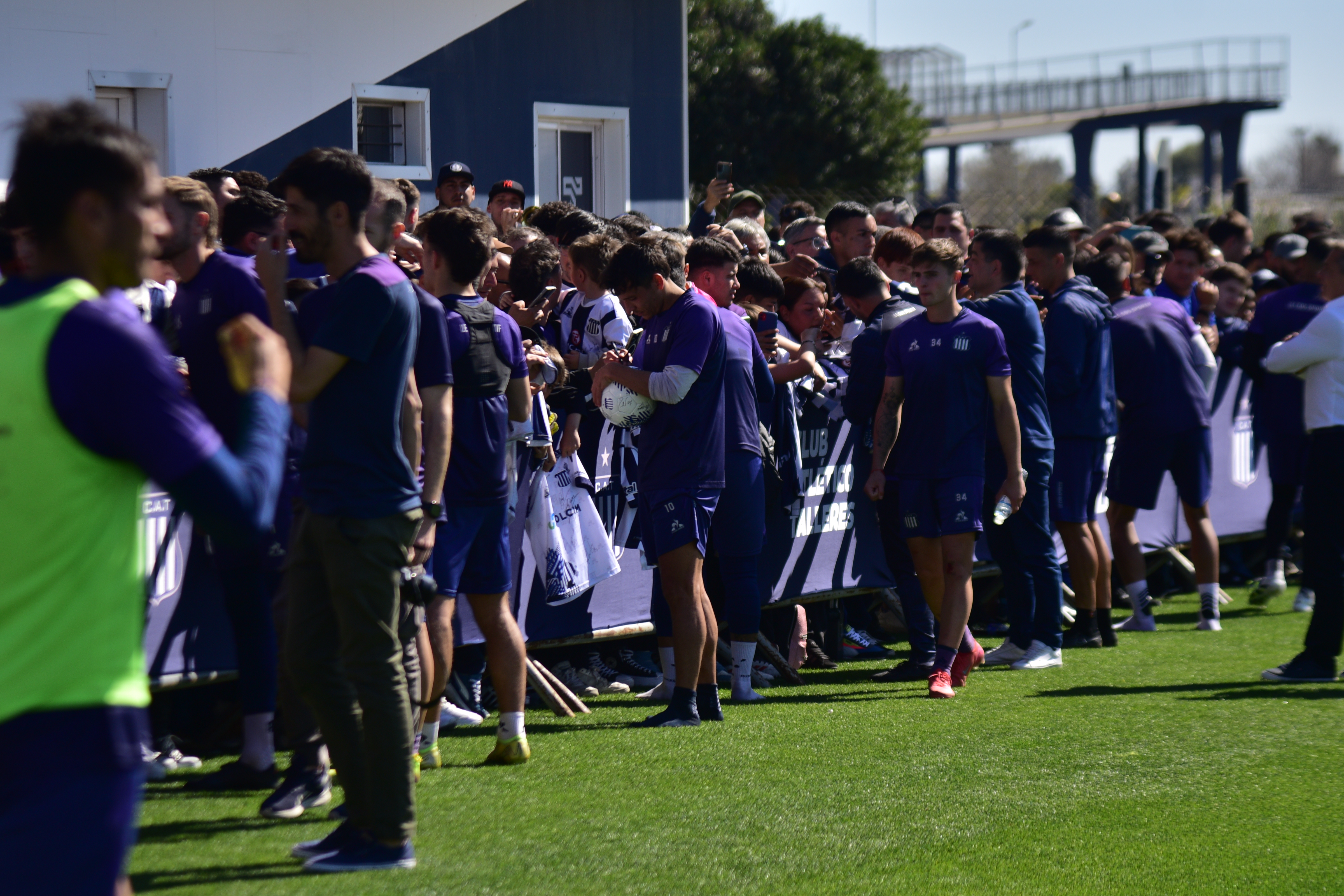 El plantel de Talleres con los socios que fueron a la práctica. (Pedro Castillo / La Voz)