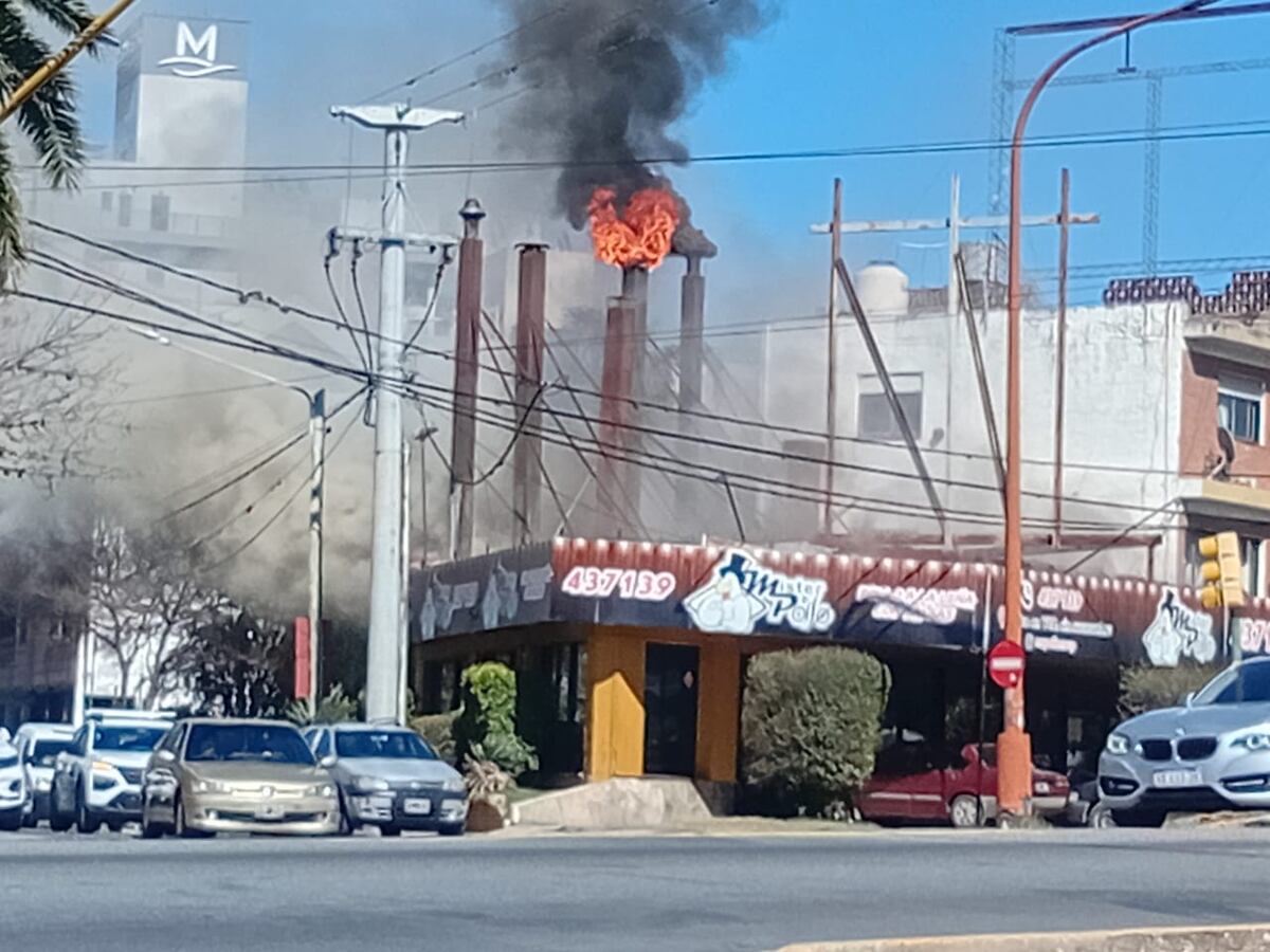 El primer fuego se observó sobre las chimeneas del local.