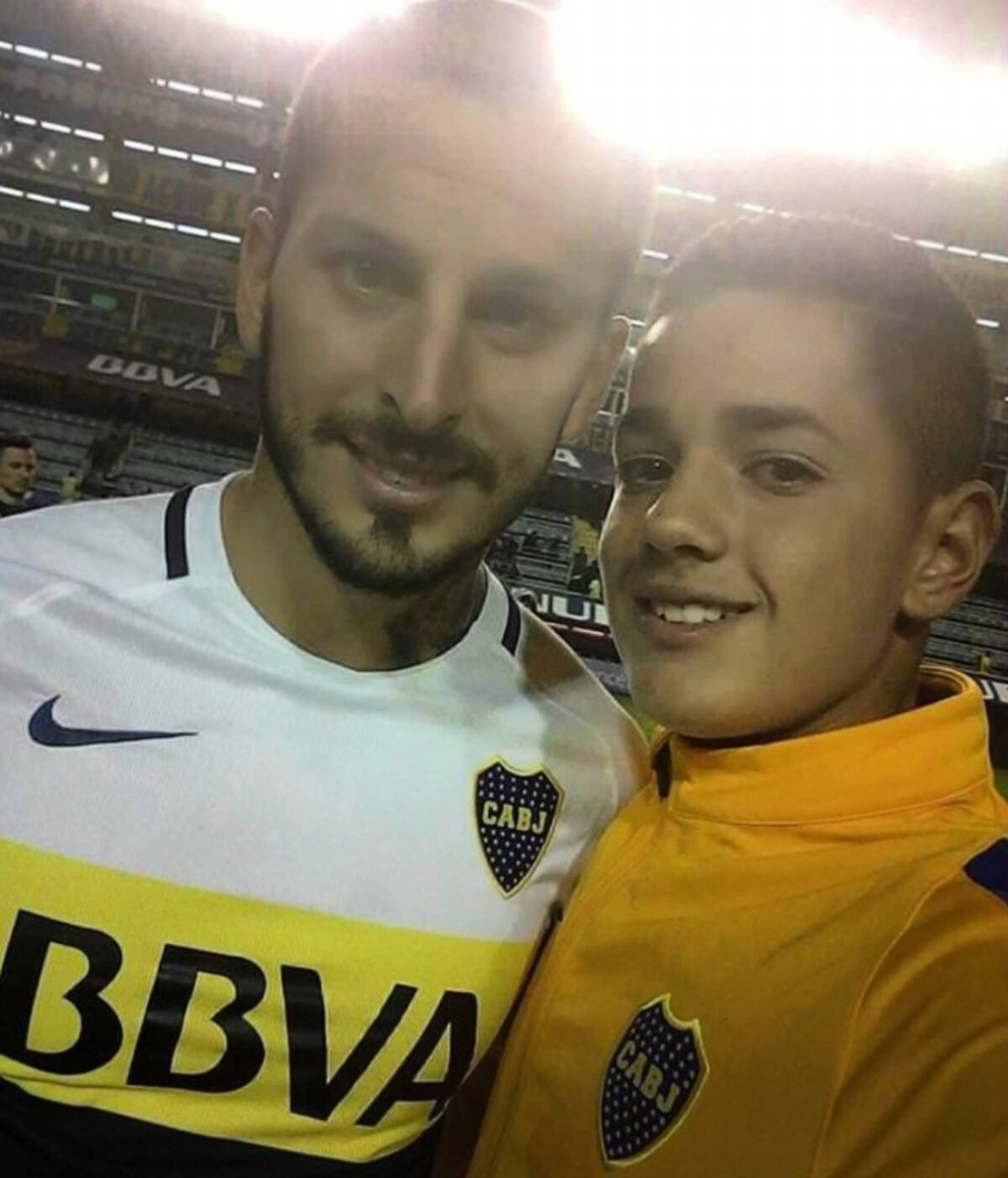 Gonzalo Morales y Darío Benedetto, en 2016. "El Toro" era alcanzapelotas y tiene una foto que se viralizó por estos días en la que comparte una "selfie" con Darío Benedetto.