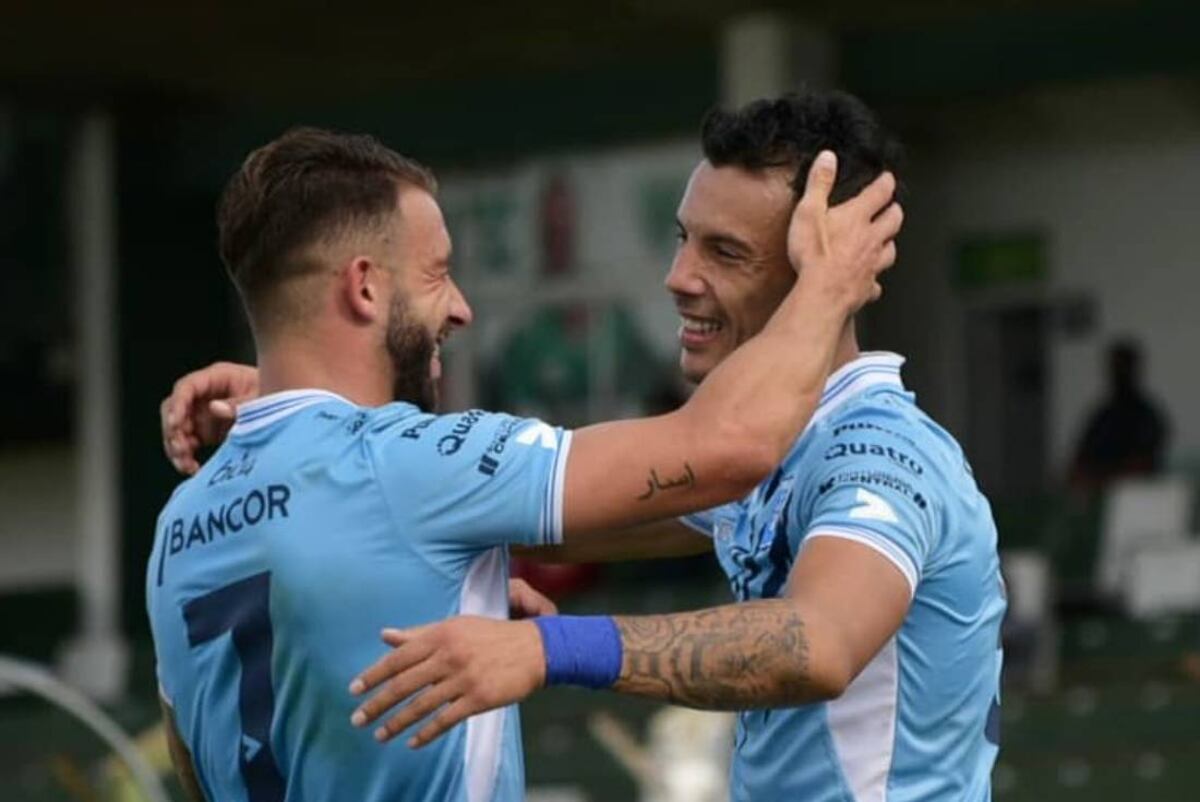 Hesar y Ferreira fueron importantes en la fase ofensiva del León, que ante Huracán fue muy efectiva (Prensa Estudiantes)