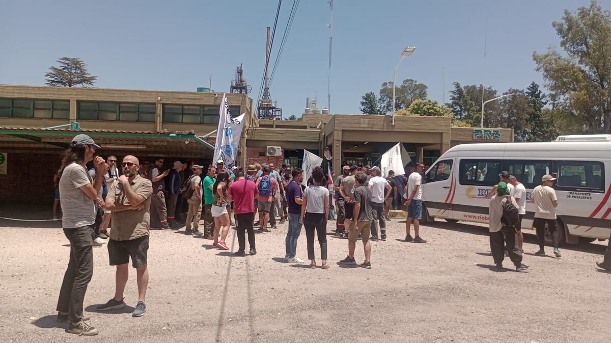 rotesta en el acceso a Petroquímica Río Tercero, este jueves.