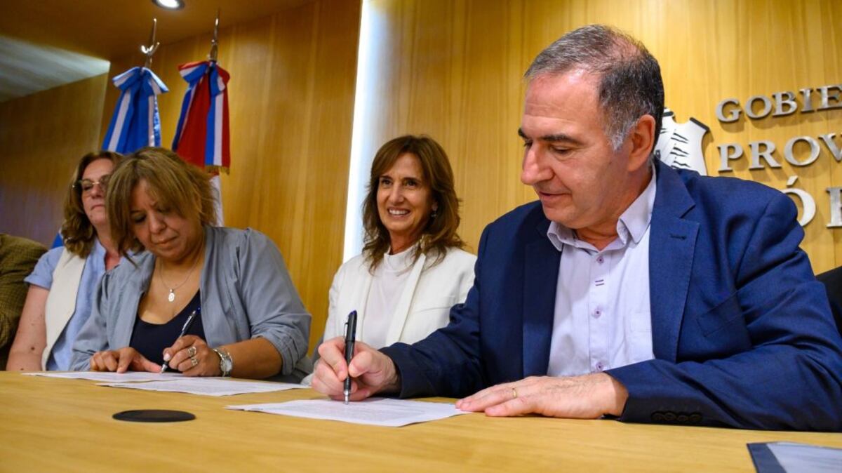 Firma de acuerdo en la sede del gobierno provincial. (Gobierno de Córdoba).