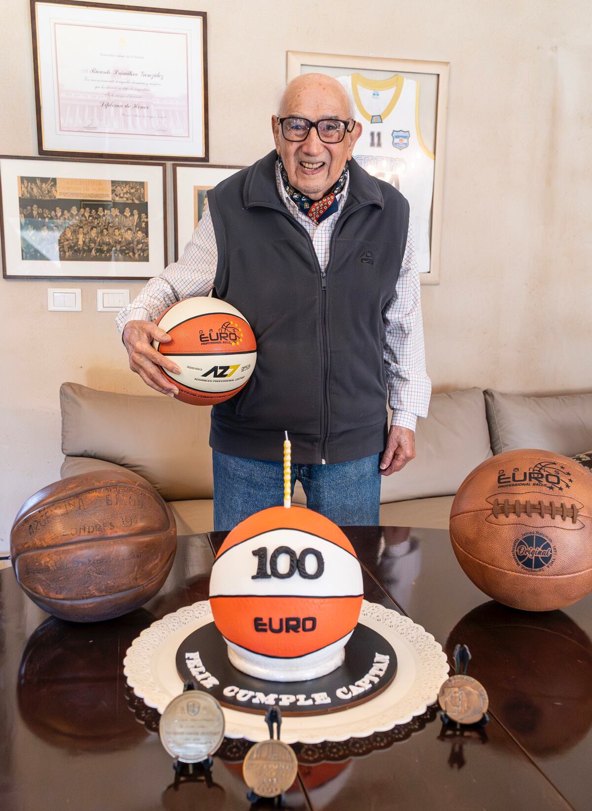 El Negro, en su casa, con la torta y las pelotas, en el día de su centenario. (Gentileza)