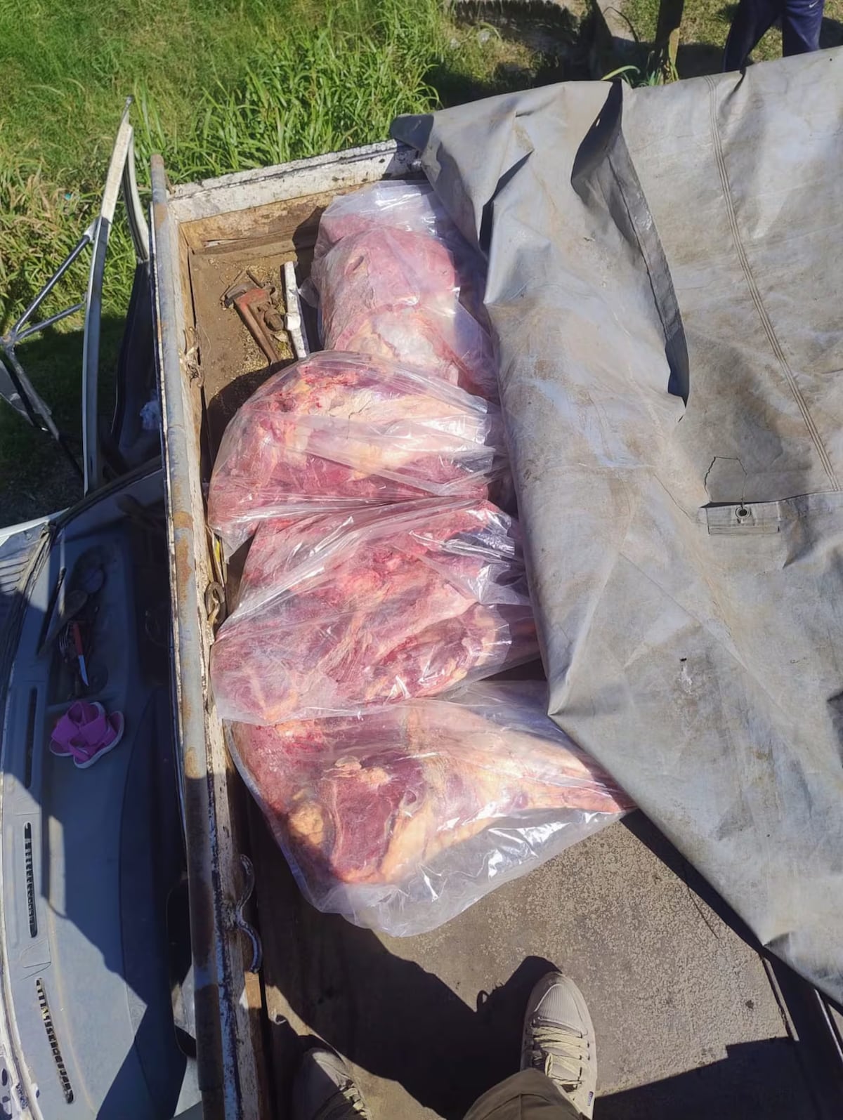Revisaron una camioneta en Río Cuarto y no podían creer lo que encontraron. (El doce).