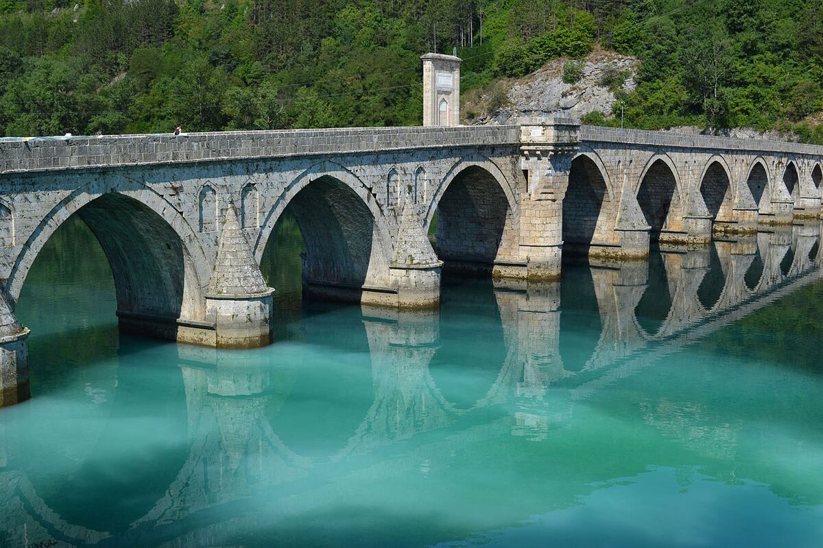 El puente Mehmed Paša, declarado Patrimonio de la Humanidad por la UNESCO, en Višegrad.