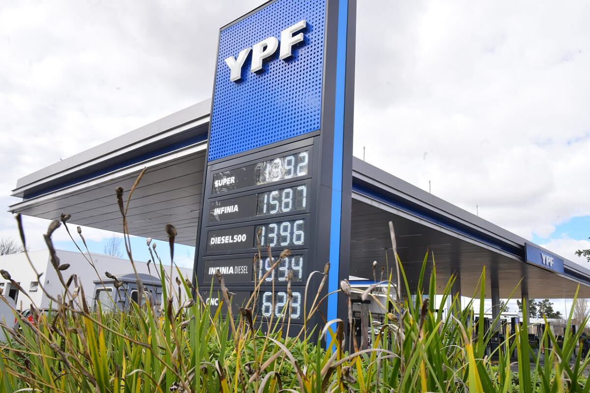 Nuevo aumento de combustibles en YPF. (José Gabriel Hernández / La Voz)