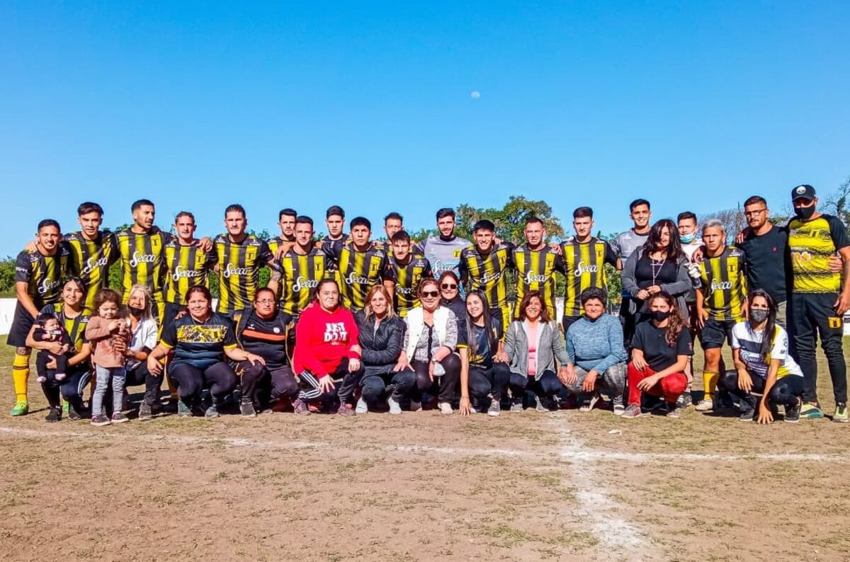 Los jugadores de Primera de Unión Florida salieron a la cancha junto a sus madres. (Prensa Unión Florida).