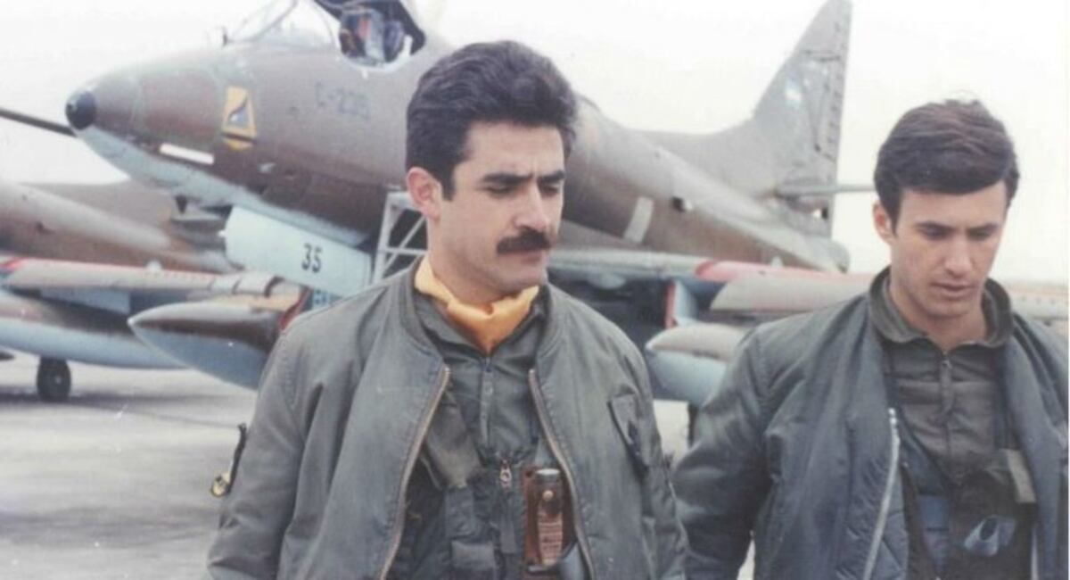 Pablo Carballo, junto a un camarada de la Fuerza Aérea Argentina, en Malvinas. (Gentileza Pablo Carballo)