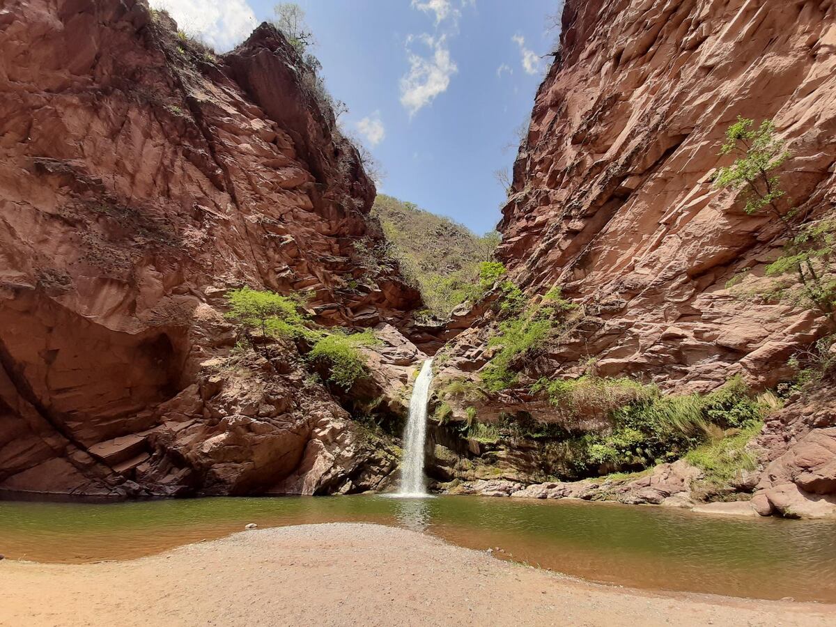 Viven menos de 10 familias, pero tiene un encanto como pocos: cómo es el pueblo salteño con una cascada imperdible