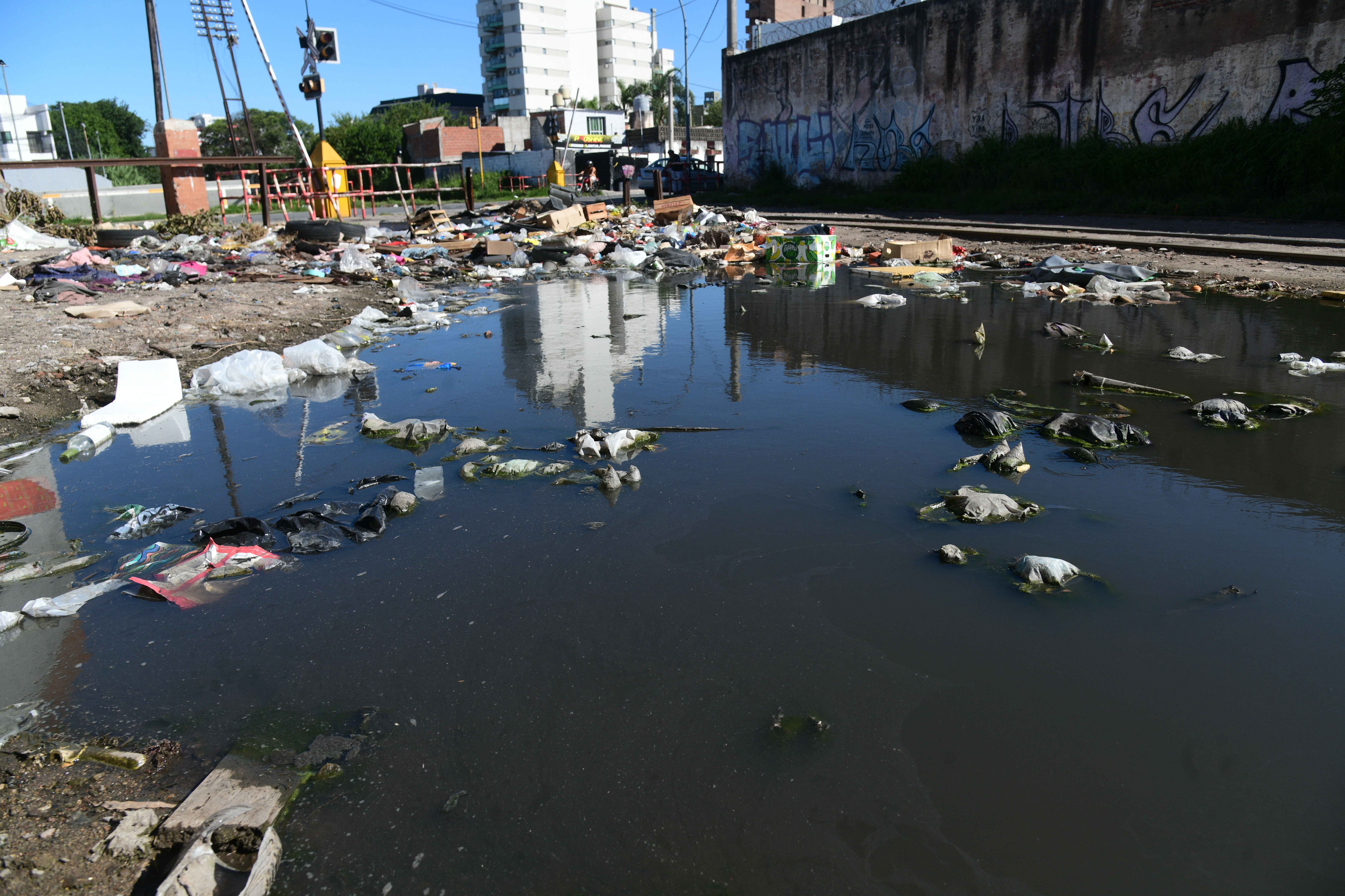 Basura y agua acumulada en la intersección entre Rodríguez Peña y Ramírez de Arellano en Alta Córdoba (Javier Ferreyra / La Voz)