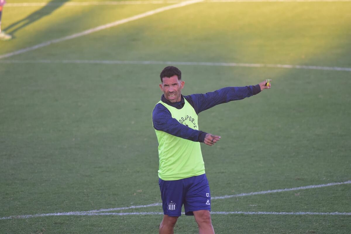 Talleres: el entrenamiento abierto reforzó el vínculo entre el plantel y su gente, en una tarde marcada por el viento y el aliento constante. (Javier Ferreyra / La Voz)