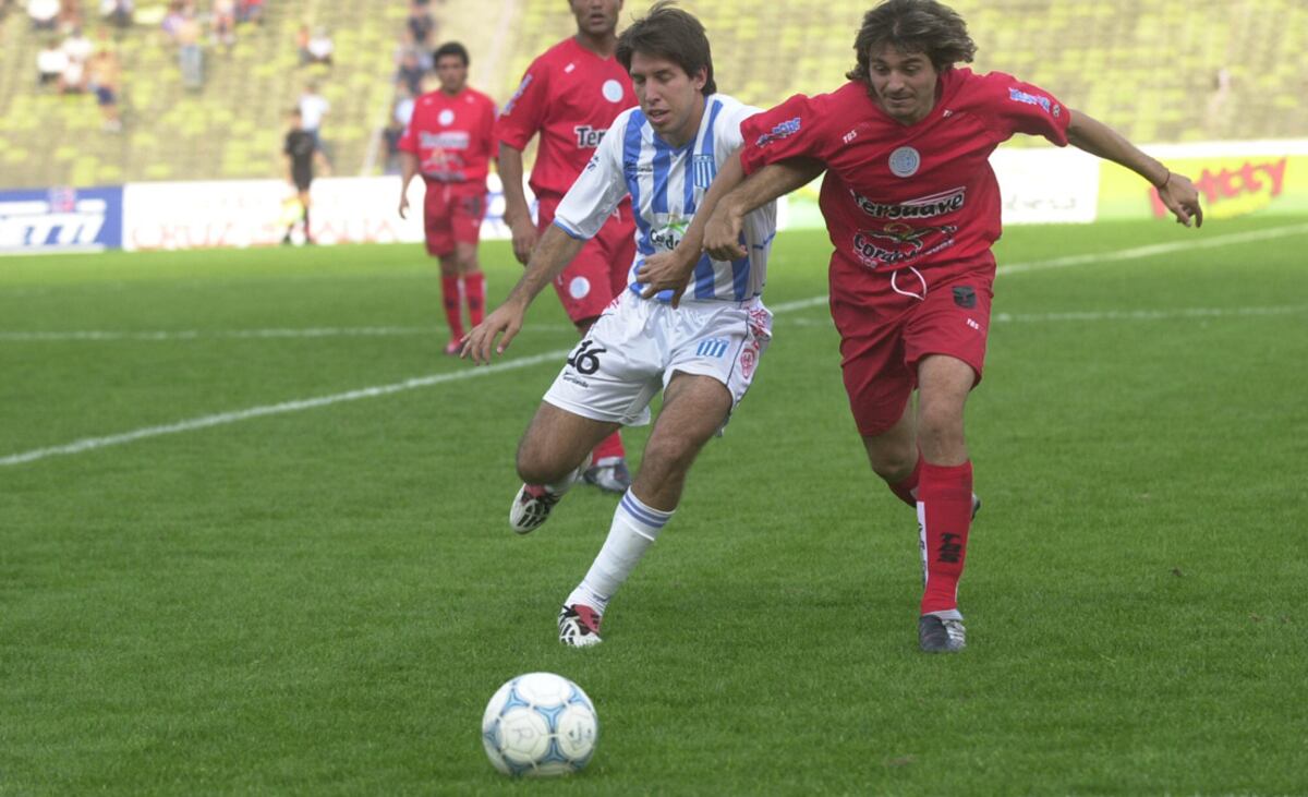 Rami y Carnero luchando por una pelota en un duelo entre Racing y Belgrano (Foto: Archivo / La Voz).