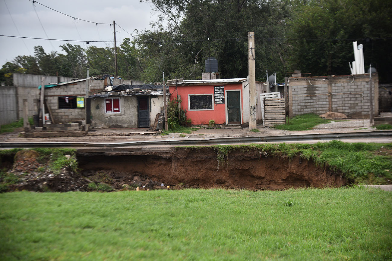 Socavón en Villa La Vaquita Echada. Foto Pedro Castillo