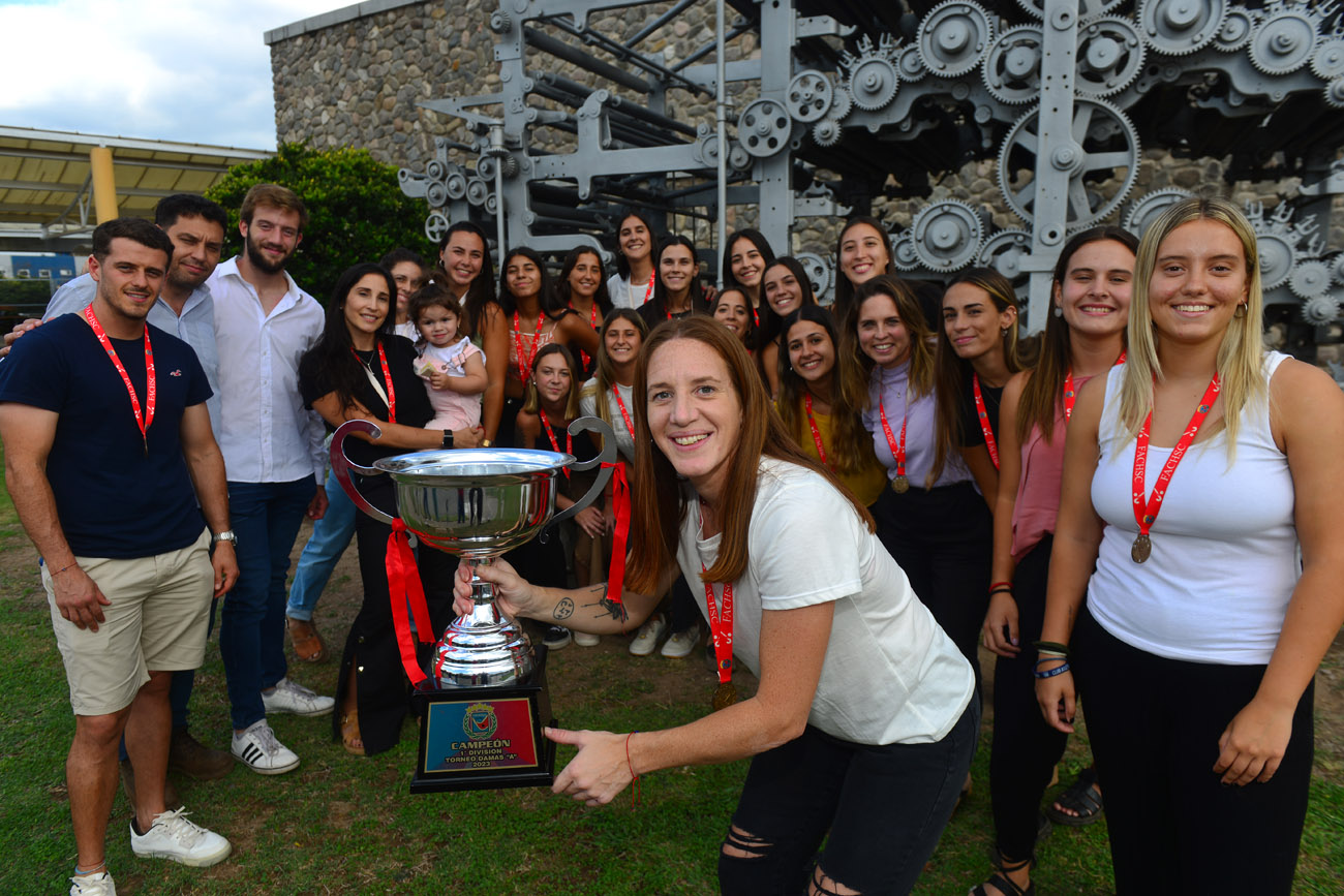 La capitana de las damas cuida la copa del campeón.  (Nicolás Bravo / La Voz)
