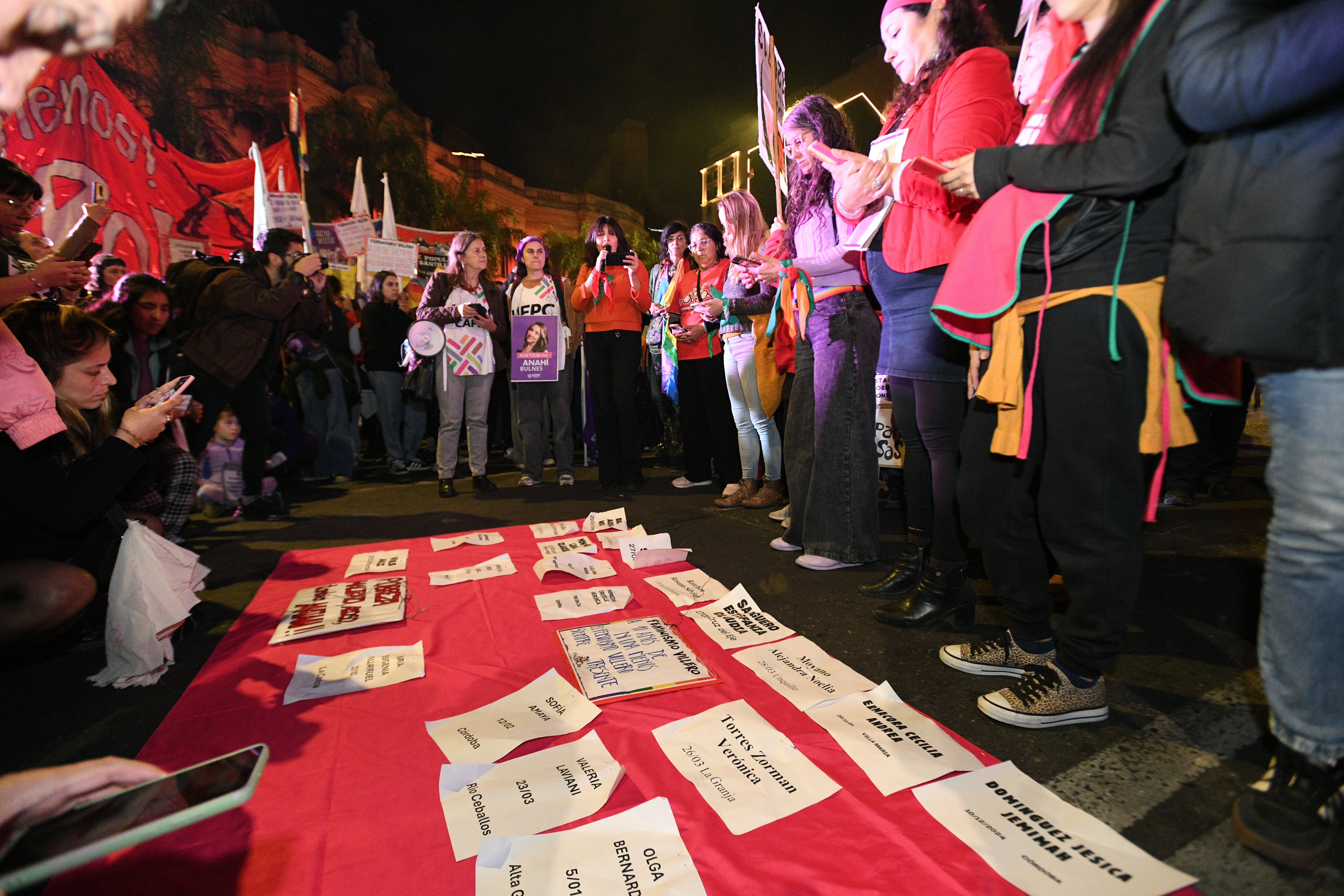La movilización expresó distintas consignas en relamo de políticas de prevención y asistencia a las víctimas de la violencia de género. Foto Javier Ferreyra