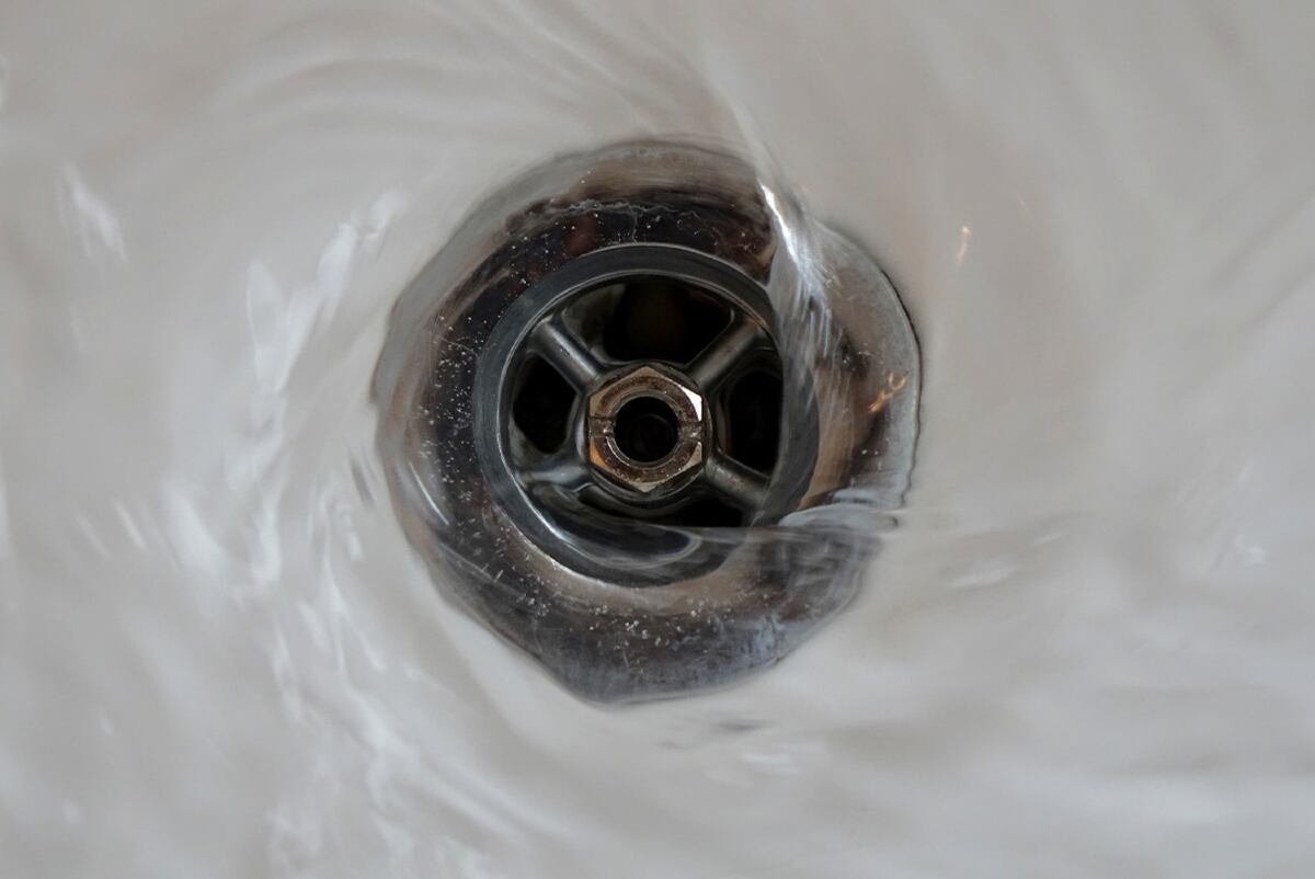 Es clave incorporar nuevos hábitos para reducir el consumo de agua en el baño. Foto: Pixabay / Aguas Cordobesas
