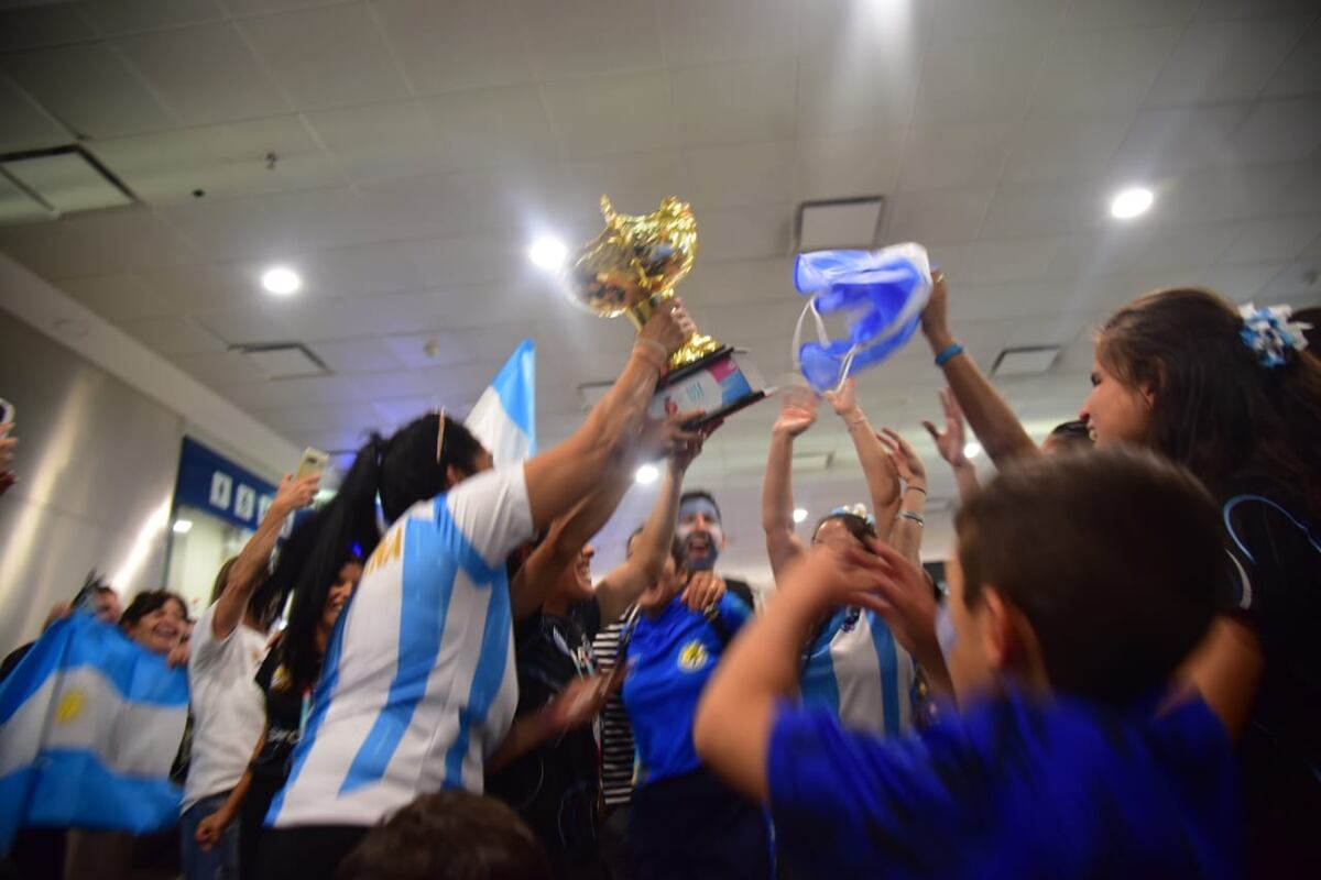 Las Murciélagas llegaron a Córdoba tras conquistar su segunda Copa del Mundo. (Javier Ferreyra / La Voz)
