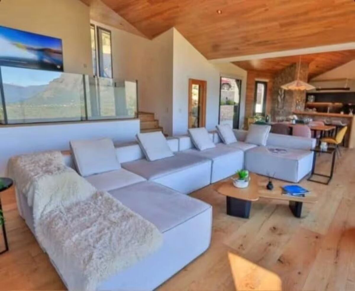 Cómo es el living de Iván de Pineda en Bariloche: la tendencia XXL que redefine el diseño interior.