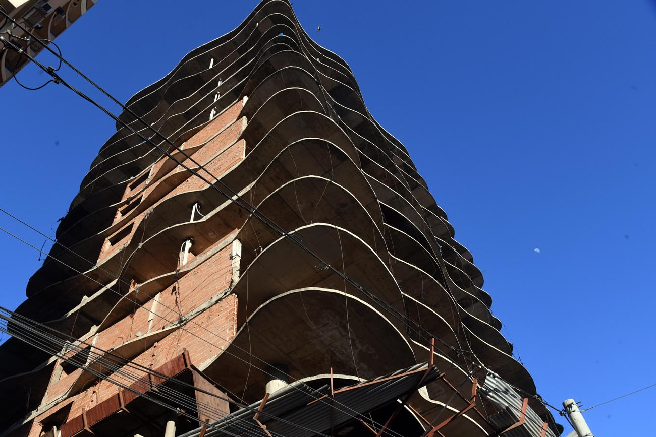 “Elefante blanco”: el edificio que prometía lujo, hoy presenta peligro de desprendimientos