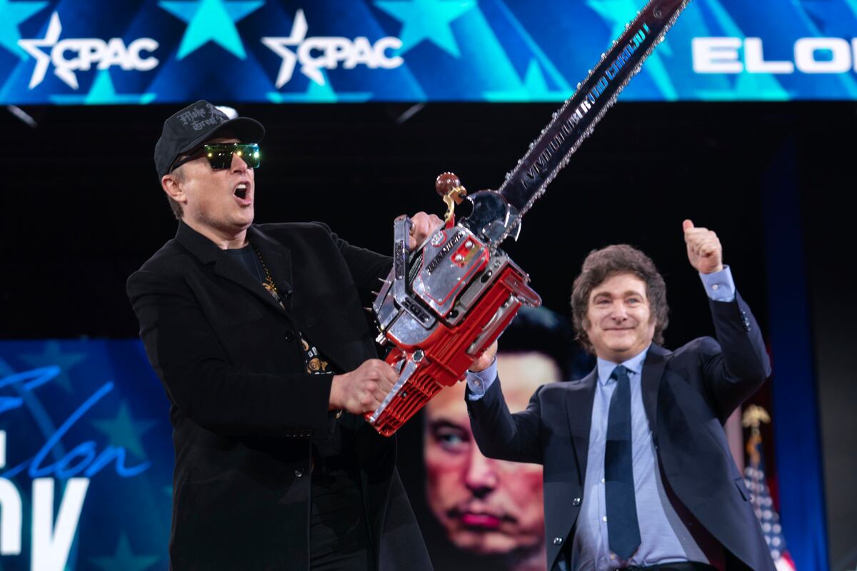 Elon Musk, a la izquierda, recibe una sierra eléctrica del presidente de Argentina, Javier Milei,, a su llegada a la Conferencia de Acción Política Conservadora, CPAC, en el Gaylord National Resort & Convention Center, en Oxon Hill, Maryland, el jueves 20 de febrero de 2025. (AP Foto/Jose Luis Magana)