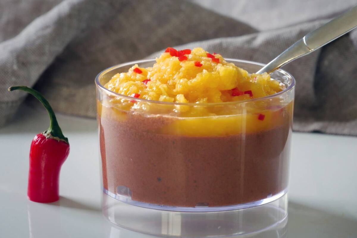 Para la mousse de chocolate vegana con mango y chile picante, se incorpora con cuidado el chocolate fundido a la "clara" batida y se deja enfriar. Un puré de mango fresco, zumo y un poco de chile cubren la mousse. (DPA)